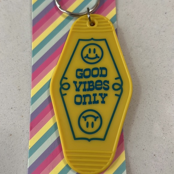 😊 Good Vibes Only Hotel Keychain 😊 - Picture 2 of 2